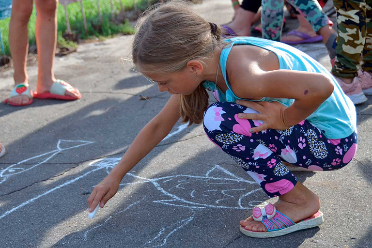 Сомнительная еда и чужие на территории: какие проблемы есть в летних лагерях