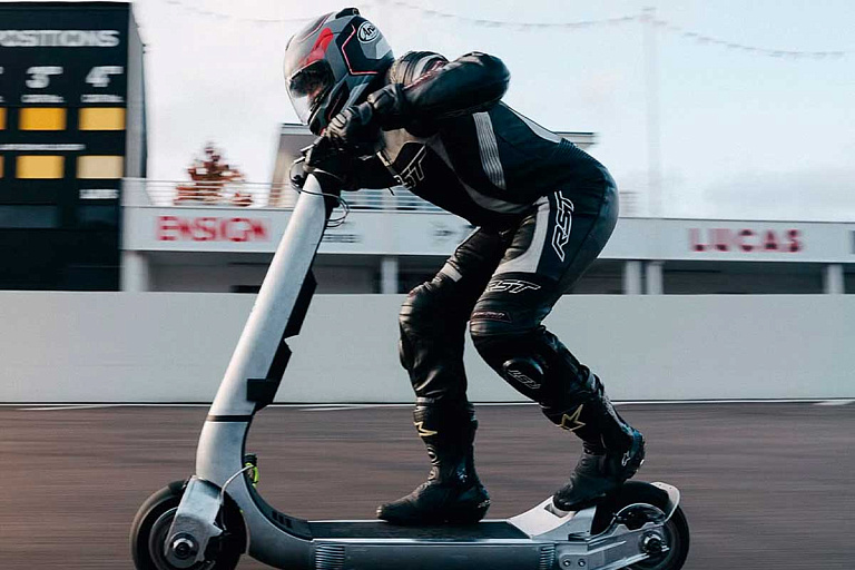 Самый быстрый в мире: британцы создали самокат, который мчит до 160 км/ч