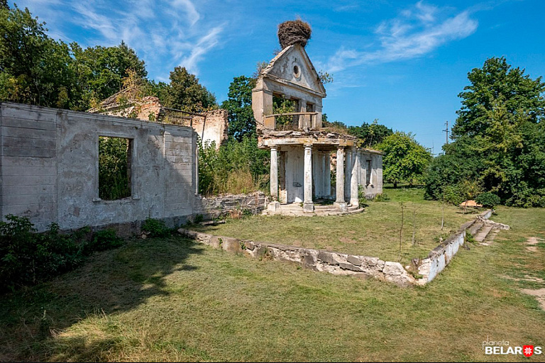 В усадьбе Грабовских обрушилась стена – красивого вида "з паштоўкі" больше нет В усадьбе Грабовских обрушилась стена – красивого вида "з паштоўкі" больше нет