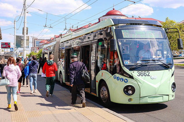В городском транспорте людей начнут проверять на алкотестере – правда ли это