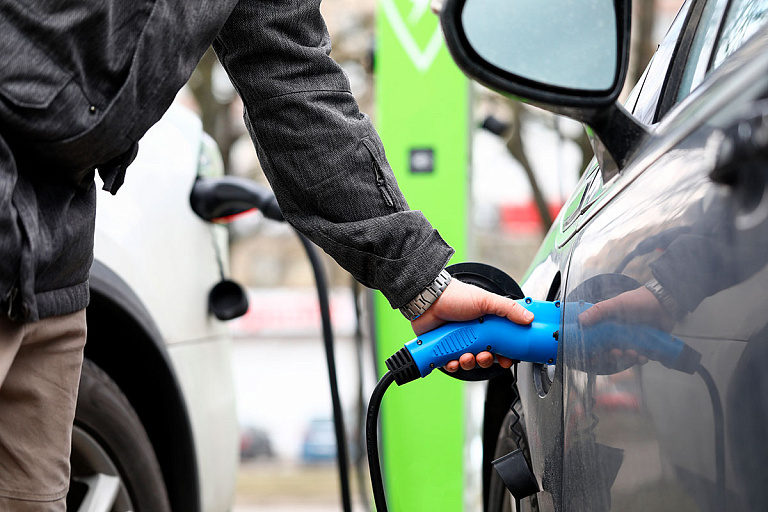 Такие ли электромобили "зеленые", как о них говорят, объяснил эксперт