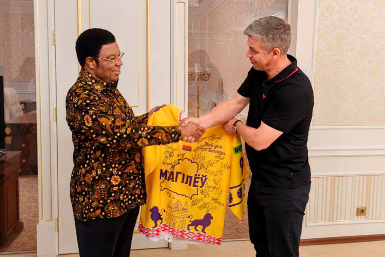 Премьер-министр Танзании получил в Беларуси неожиданный подарок