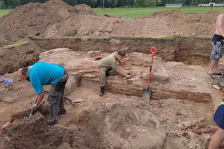 В Будславе проходят раскопки костела XVII века – что удалось найти