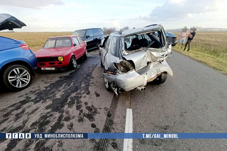 Под Слуцком столкнулись семь авто – пострадали пешеходы