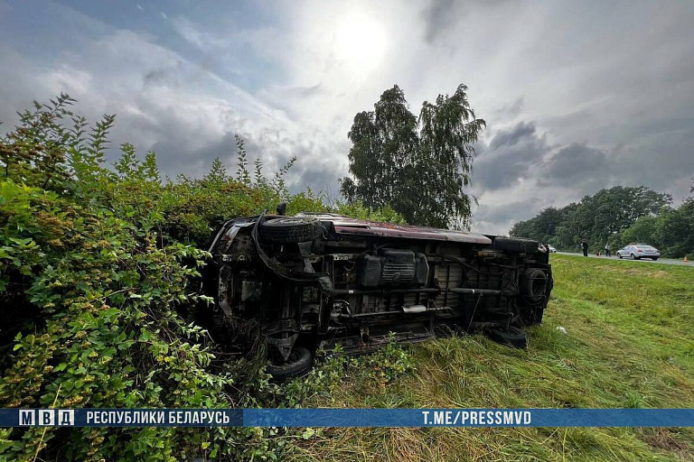 Под Иваново на мокрой дороге перевернулась маршрутка с пассажирами