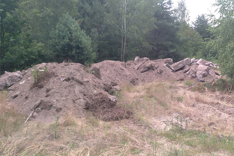 Предприятия устроили свалку в лесу – мусор свозили прямо к питьевой воде