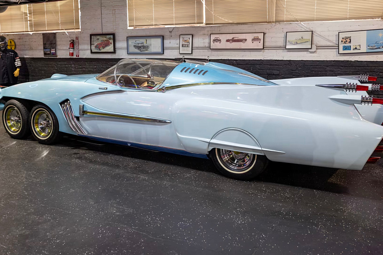 Шестиколесное авто в стиле ретро продают в Чикаго