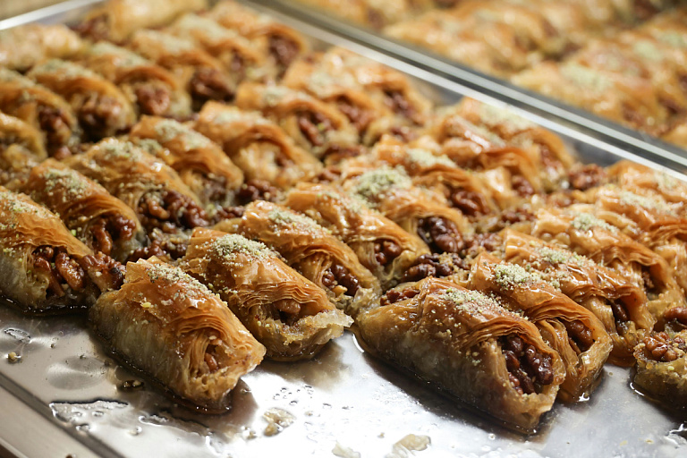 Белорусам предлагают пожаловаться на пирожные и сосиски в тесте