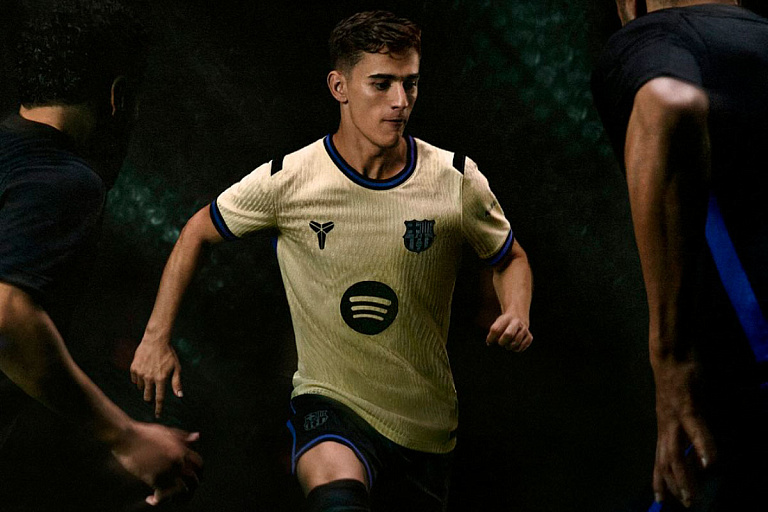 "Барселона" представила новую форму: ею отдали дань памяти легенде НБА