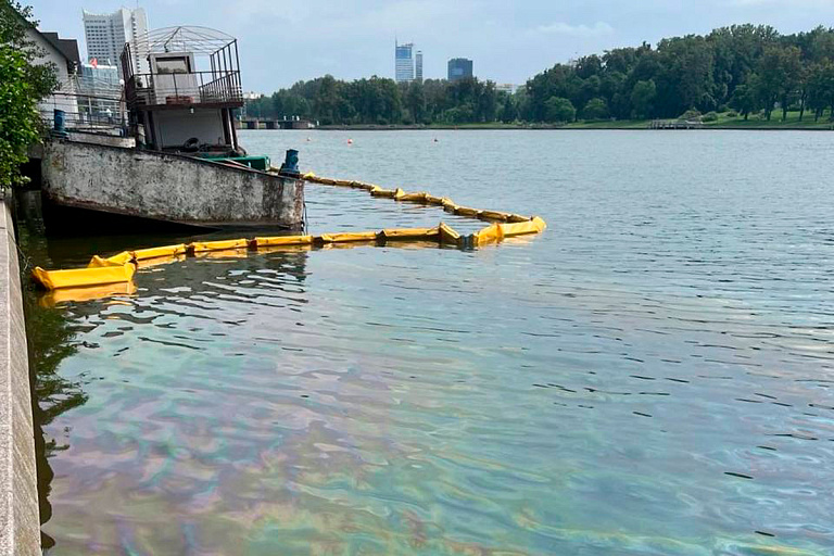 Узнали, можно ли купаться в Комсомольском озере после утечки нефтепродуктов