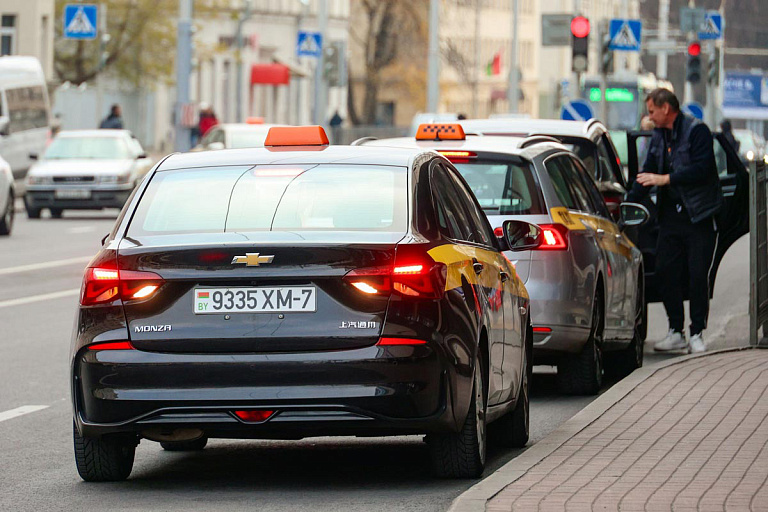 "По счетчику": в Минтрансе объяснили, как не нарваться на таксиста-нелегала