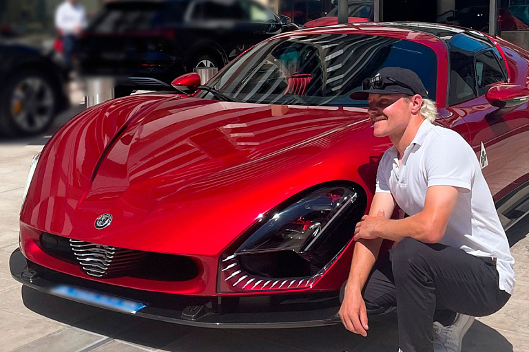 Гонщику "Формулы-1" подарили редкий спорткар: их в мире меньше ста