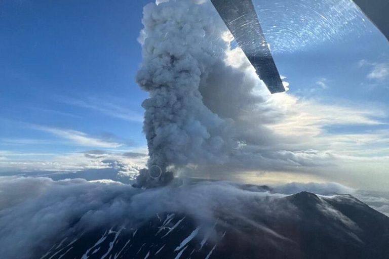 На Камчатке проснулся спавший 600 лет вулкан – пепел поднялся на высоту 6 км