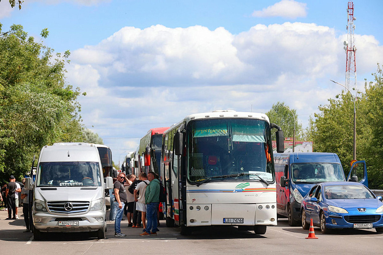 Невиданные очереди из легковушек и автобусов стоят в Бресте – сколько их там