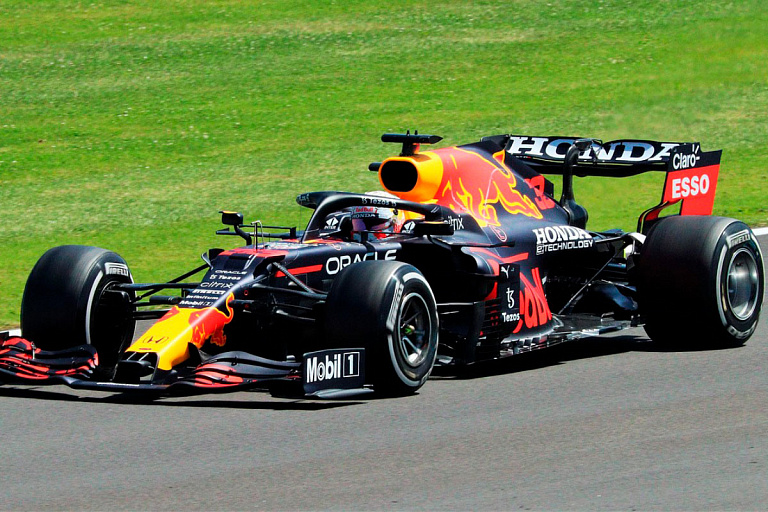 Еще один звездный пилот продлил контракт с командой "Формулы-1" – кто теперь