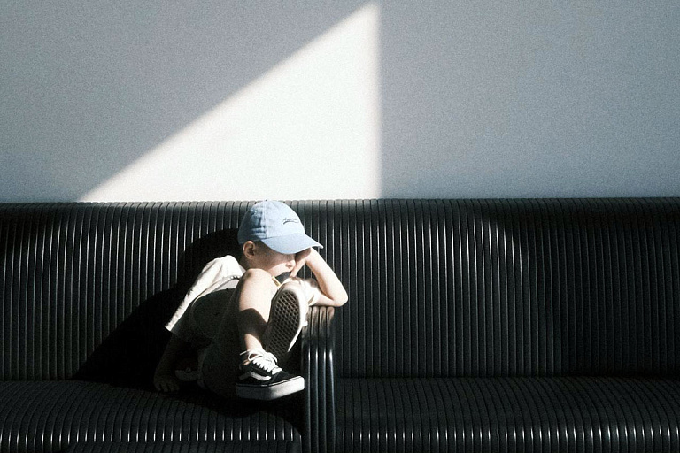 Родители бросили ребенка в аэропорту, чтобы улететь в отпуск