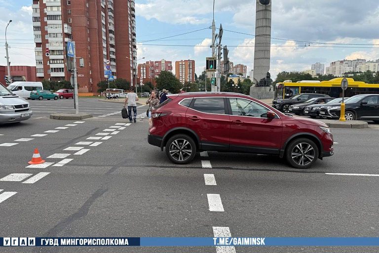 Дети на электросамокате попали в Минске под авто – они ехали вдвоем