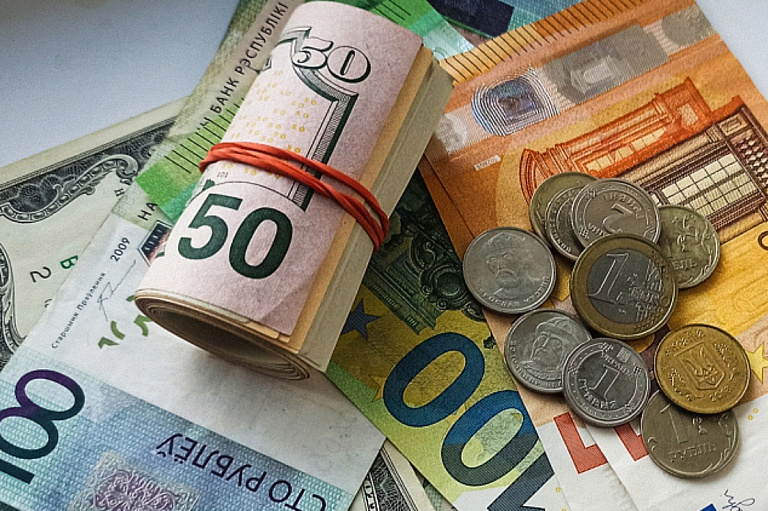 Самодельная, но не фальшивая – пенсионерка принесла в обменник странную купюру