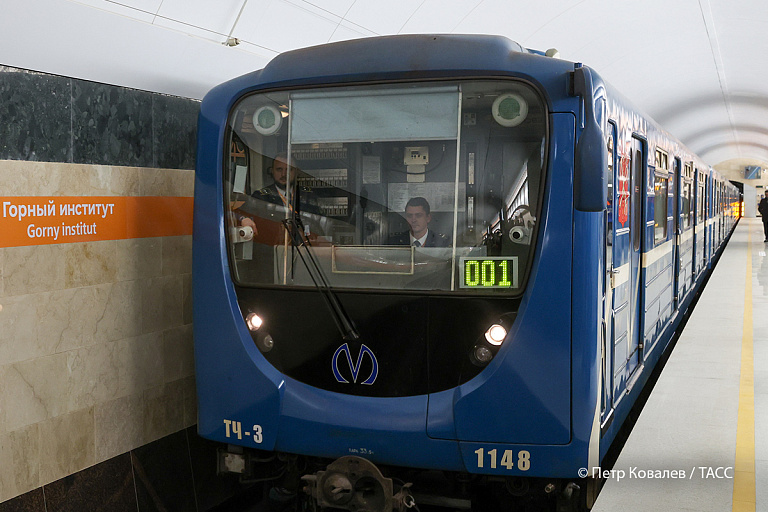 В питерском метро проверяют смартфоны – туристы и местные не в восторге