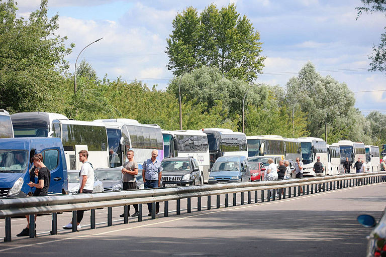 Перевозчики рассказали, как долго стоят автобусы на границе с ЕС