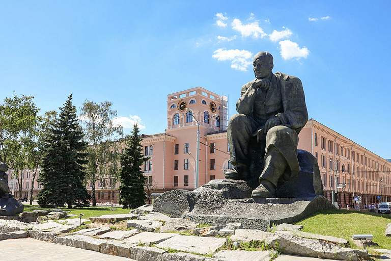 Минчан спросили, что делать со зданием на Якуба Коласа – вот варианты