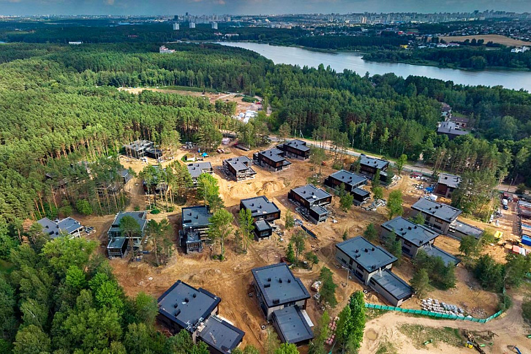 В закрытом поселке на Минском море раскупают дома – самая крупная сделка июля