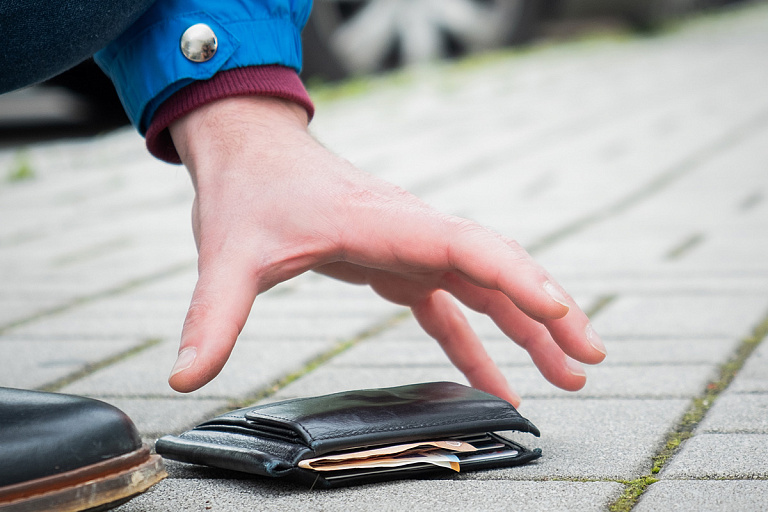 Как накажут, если присвоить найденный кошелек или телефон, – ответ юриста