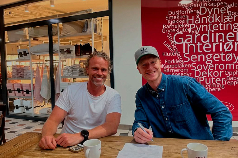 Легенда норвежского биатлона зажигает в футболе: уже забил первый гол