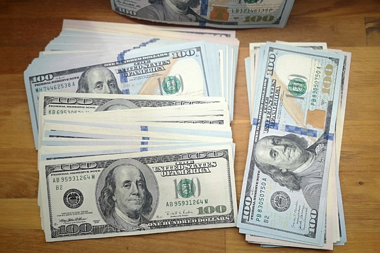 В конце недели доллар снова ниже трех рублей – торги