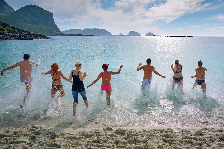 "Голодные игры" за шезлонги: как отдыхают на самых переполненных пляжах мира