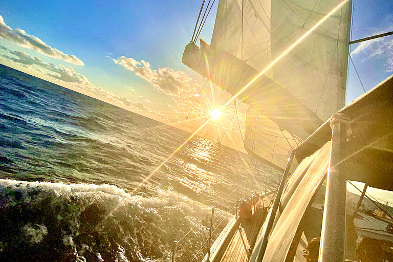 Киты, корабль-призрак и красный свет: белорус пересек Атлантику под парусом