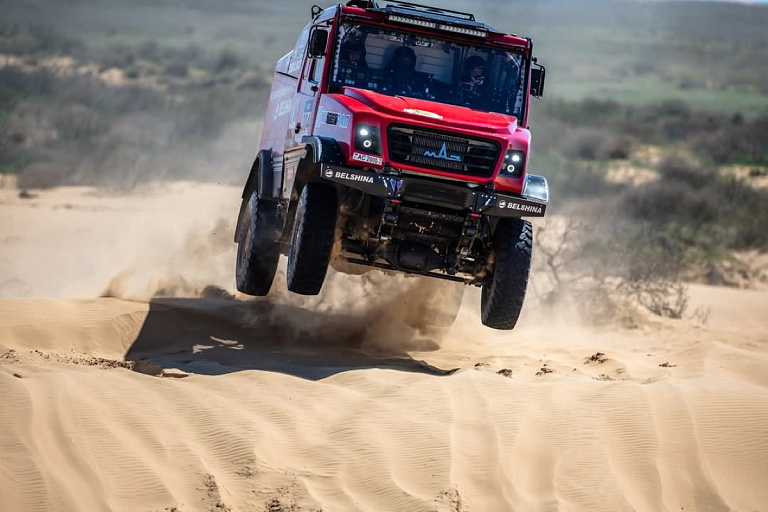 Похож ли гоночный МАЗ на серийный грузовик – ответили в заводской команде