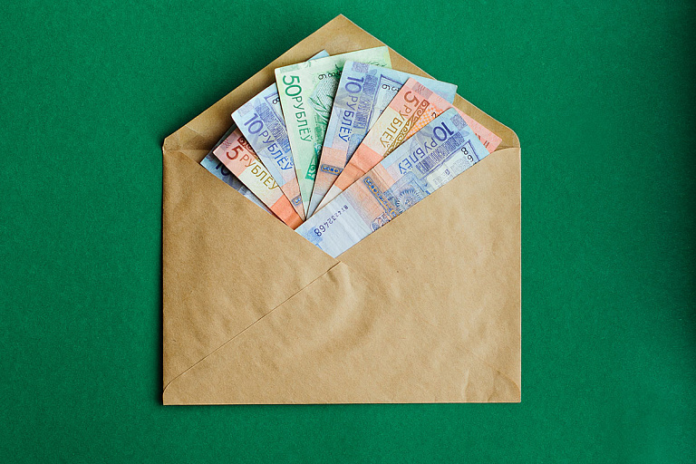 Директор витебского предприятия назначал премии своей жене – как наказали