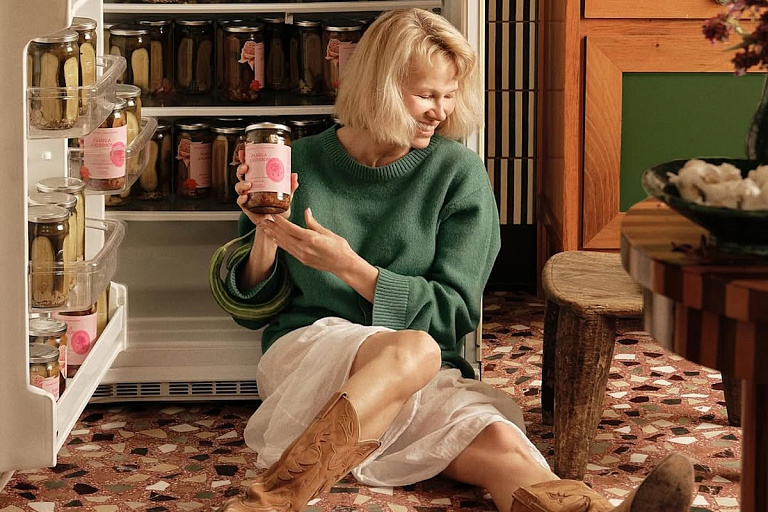 Памела Андерсон выпустила соленые огурцы: кто еще из звезд продает еду