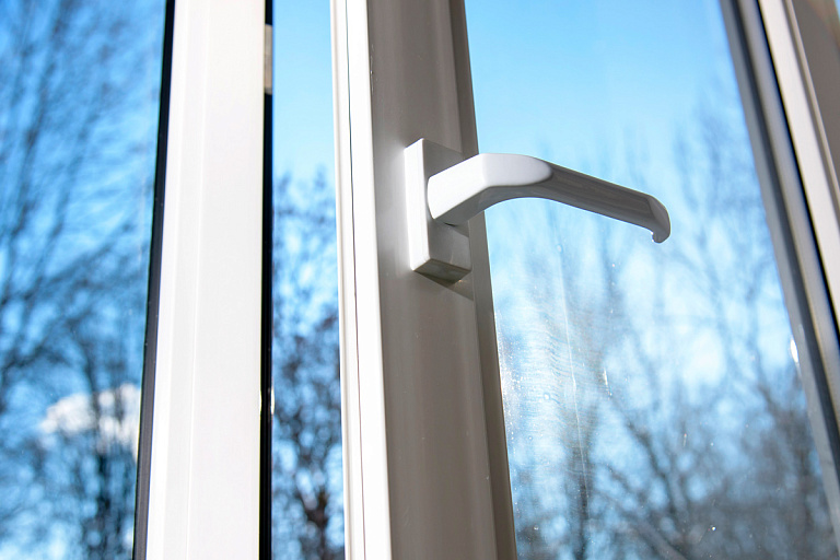 Более 100 обманутых и ущерб почти на полмиллиона: попался очередной "оконщик"