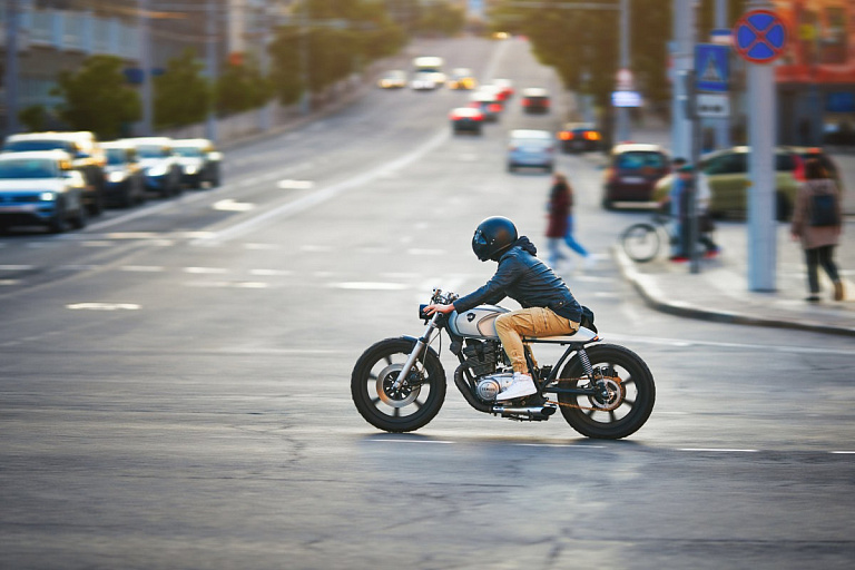 Байкер показал, как схлопотать штраф и лишиться прав на ровном месте, – видео