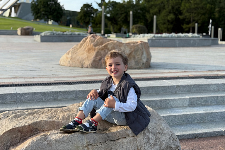 Малыш борется с редким генетическим заболеванием: помочь ему может каждый