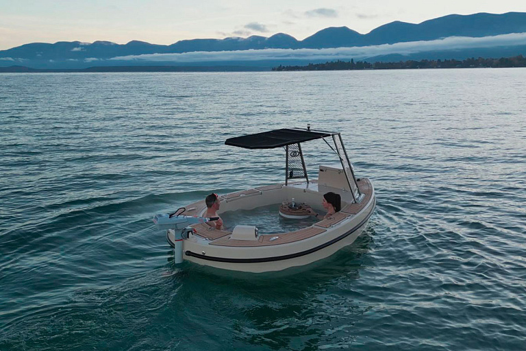 В мире набирает популярность новый тренд водного туризма – лодки-джакузи