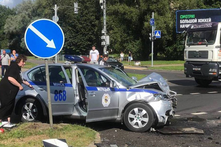 На Логойском тракте экипаж ГАИ попал в ДТП – подробности