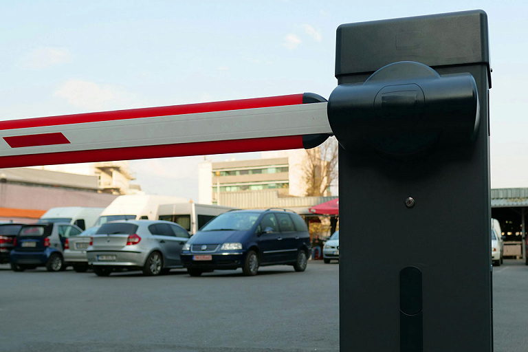 Приятели не захотели обходить шлагбаум и сломали его – что им за это будет