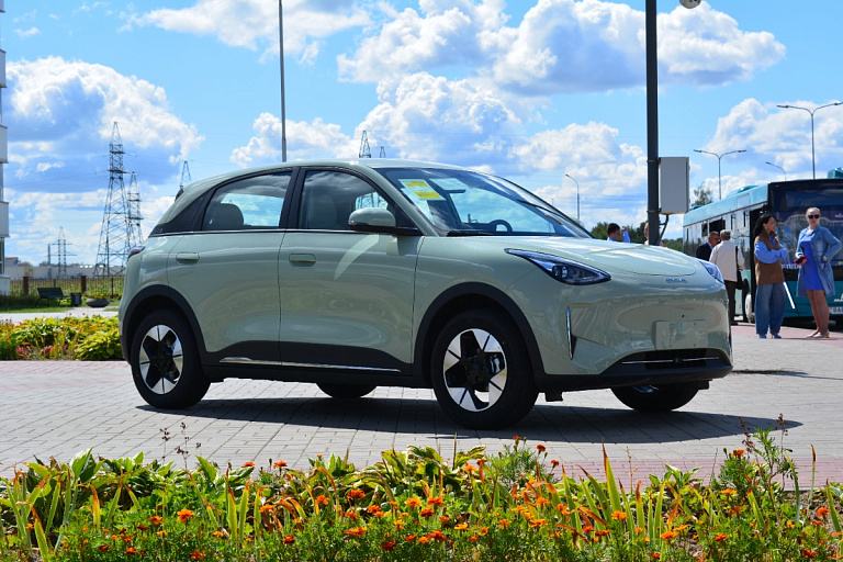 Гибрид и электрокар уже на подходе: показываем новинки автозавода "БЕЛДЖИ"