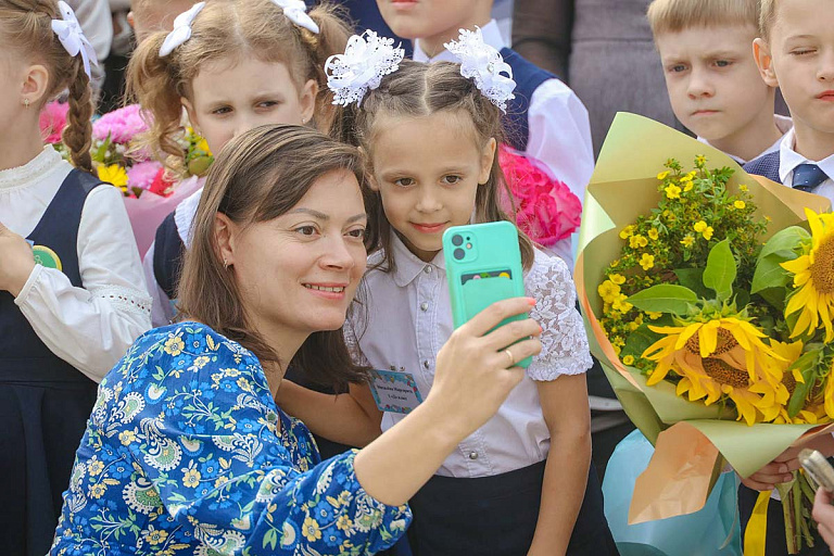 Родители не успевают получить матпомощь к школе – узнали, что делать