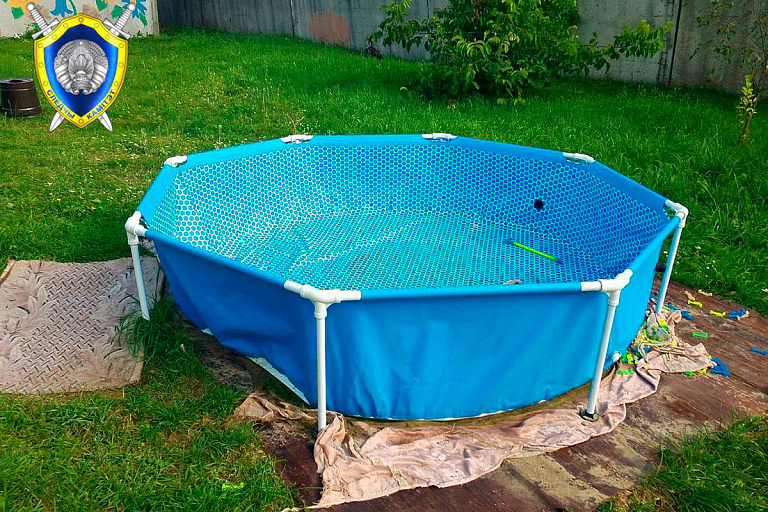 Полуторогодовалая девочка чуть не утонула в бассейне – ее пытаются спасти