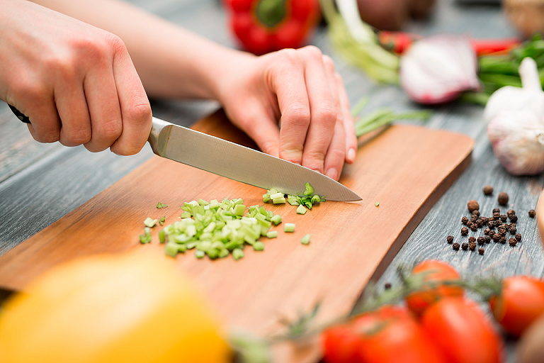 Кто в белорусских семьях готовит, а кто моет посуду – посчитали по науке