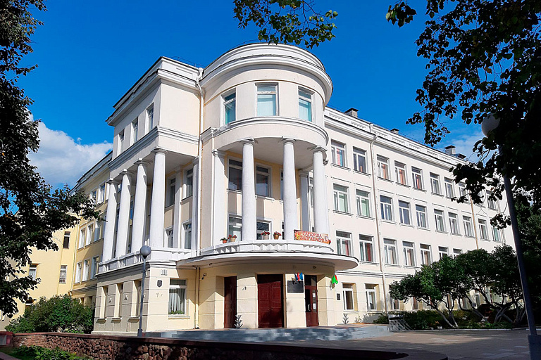 В центре Минска реконструировали старейшую школу – посмотрите, что внутри