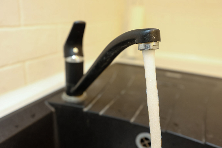 В двух крупных районах Минска отключили горячую воду – что случилось