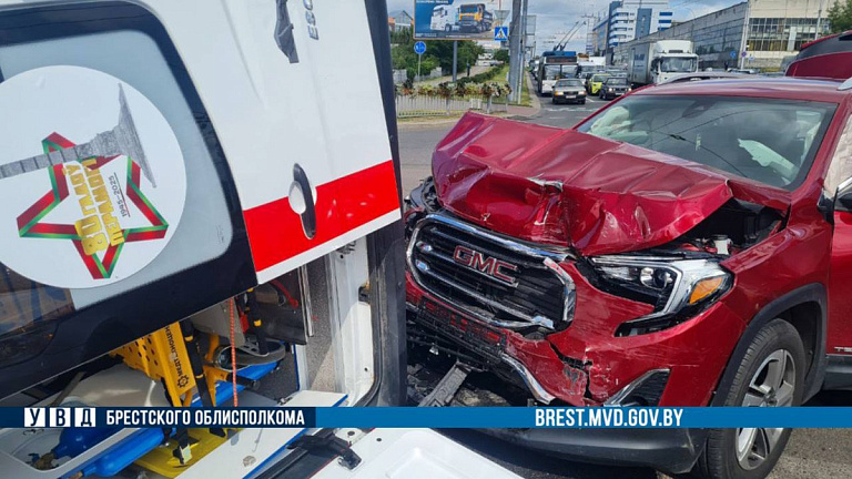 Произошла авария с участием кареты скорой помощи в Бресте – есть пострадавшие