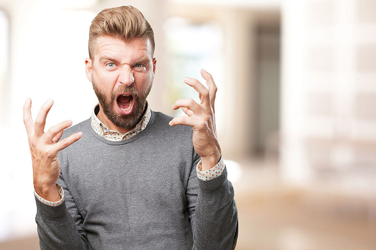 Лопатой по Tesla: супружеская измена закончилась уголовкой