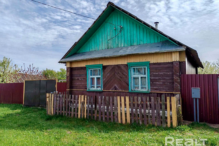 Крепкий дом в деревне недалеко от Минска – нашли отличные дачи до $10 000
