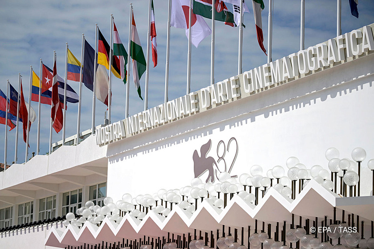 Бельевой стиль и bubble-подол: лучшие образы Венецианского кинофестиваля